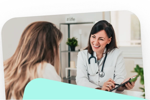 Asesor de crédito conversando con un cliente durante una consulta.